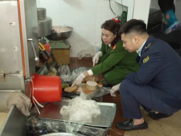 Bên trong cơ sở sản xuất giò chả bằng hàn the tại phố cổ