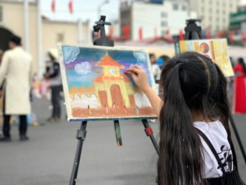 Diệp Lâm Anh khoe con gái đam mê vẽ tranh giống mẹ, ra dáng họa sĩ tài ba