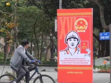 Khắp phố phường Hà Nội rực sắc đỏ hướng về ngày bầu cử