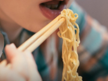 Nữ sinh 18 tuổi nhập viện trong đêm, thận gần như 'hóa đá' sau thời gian dài lười uống nước