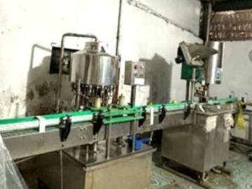 Cận cảnh dây chuyền pha chế dấm giả từ nước lã và axit công nghiệp