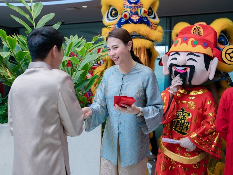 Dịp khai xuân đầu năm 2026 tại công ty chồng, Đàm Thu Trang gây chú ý khi xuất hiện đầy quyền lực, thực hiện nghi thức phát lì xì truyền thống cho đội ngũ nhân viên.