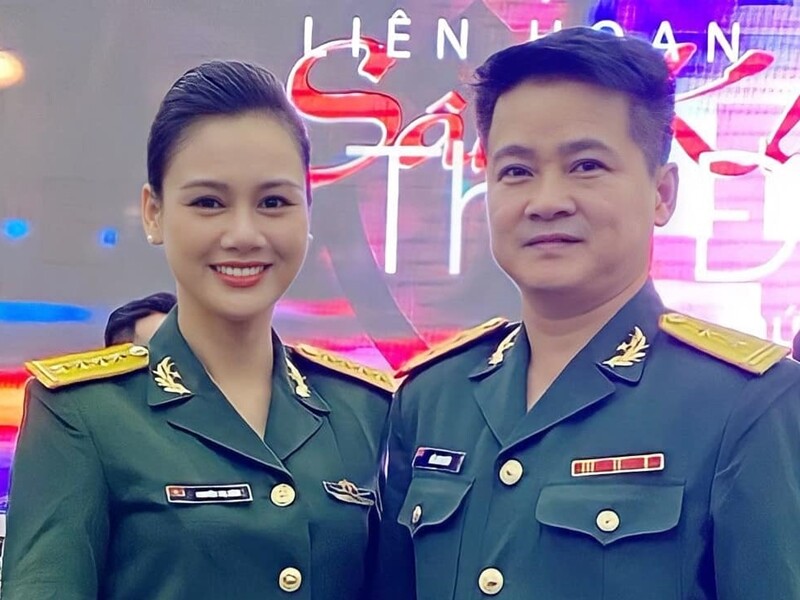 Trong làng nghệ thuật phía Bắc, có những đôi vợ chồng nghệ sĩ mà sự gắn kết của họ không chỉ nằm ở tình yêu đôi lứa, mà còn là sự đồng điệu của những người đồng chí, đồng đội cùng mang trên mình màu áo lính.