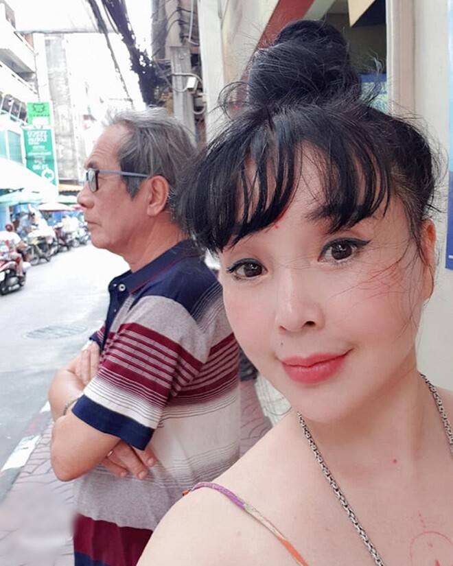 Bà có cuộc hôn nhân hạnh phúc bên đạo diễn Tất Bình.
