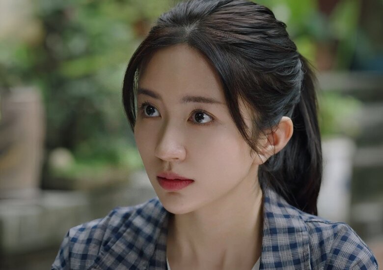 Giữa năm 2025, Nguyễn Ngọc Huyền mới tái xuất màn ảnh nhỏ với phim Dịu Dàng Màu Nắng.