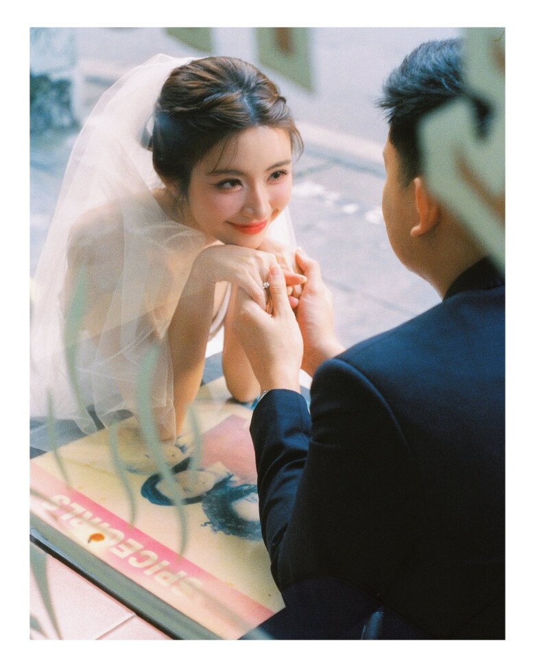 Ngọc Huyền xinh đẹp trong chiếc đầm trắng và khăn voan cô dâu.