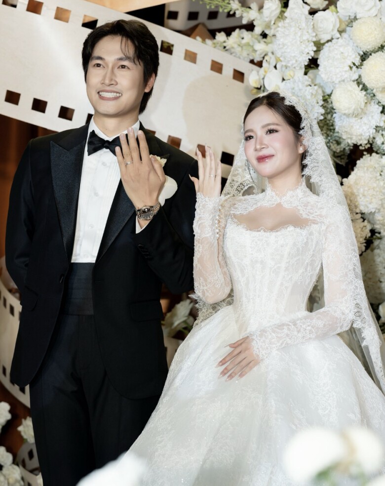 Cả hai tổ chức đám cưới hoành tráng vào tháng 11 năm ngoái.