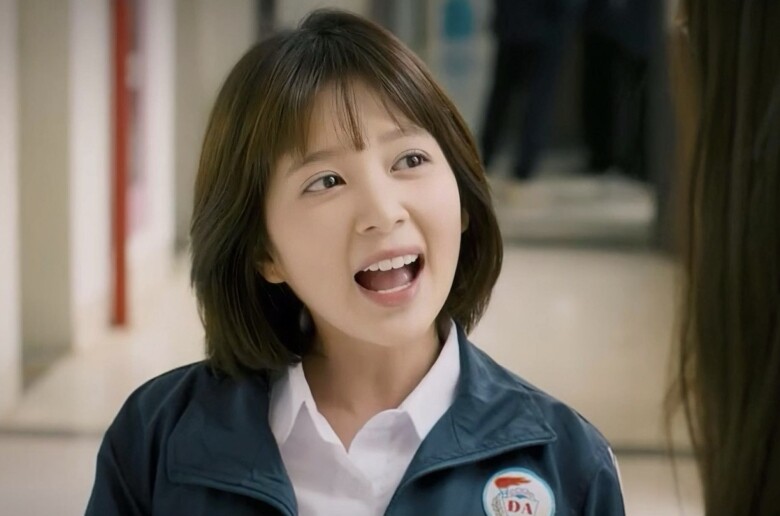 Ngọc Huyền ghi điểm nhờ ngoại hình nhỏ nhắn, trẻ trung phù hợp với hình tượng nhân vật là học sinh cấp 3.