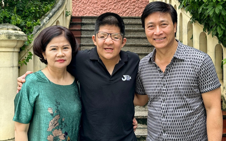 Vợ chồng Quốc Tuấn cùng con trai Bôm.