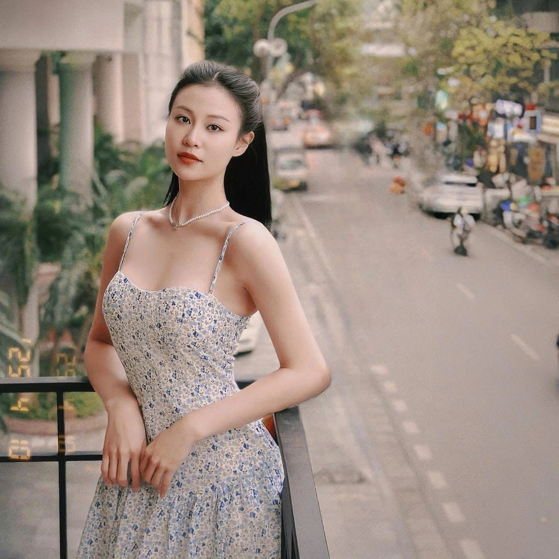 Vào thời điểm Quỳnh Châu còn đi học và bắt đầu làm nghề, gia đình trải qua giai đoạn kinh tế khó khăn nên cô gần như phải tự mình xoay xở.