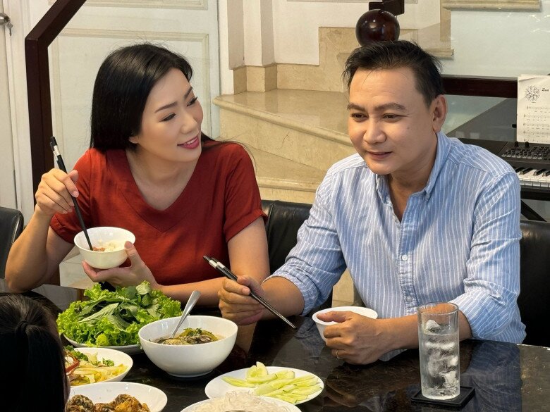 Đại gia Trấn Phương rất yêu chiều vợ.