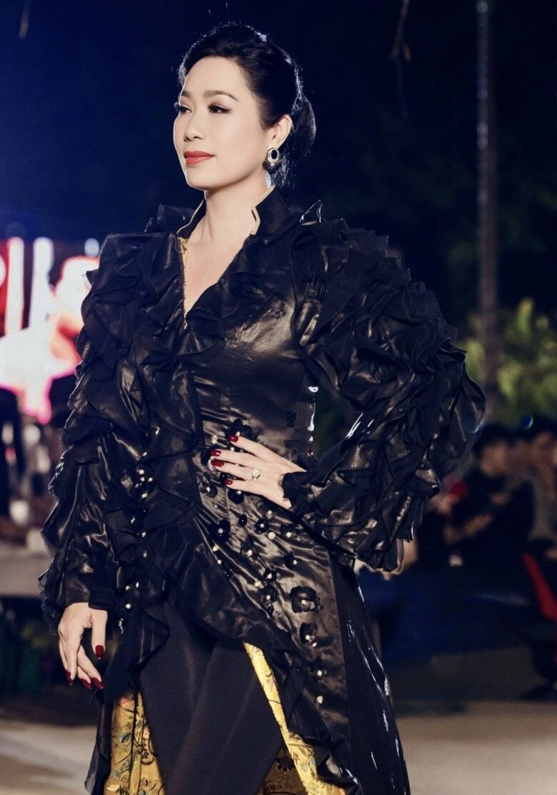 Không chỉ là Á hậu, diễn viên, NSND, Trịnh Kim Chi còn là Phó Chủ tịch Hội Sân khấu TP.HCM, Giám đốc sân khấu kịch và sắp trở thành một nữ Tiến sĩ.