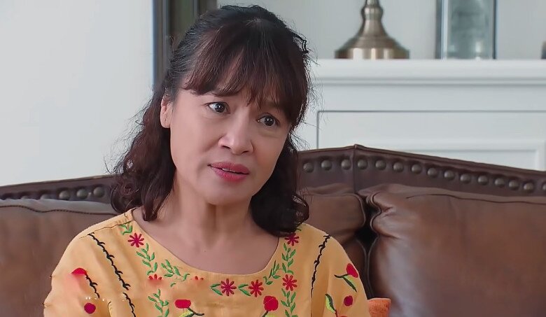 Nghệ sĩ Tú Oanh thủ vai bà Bích – mẹ nuôi của Phương Nam.