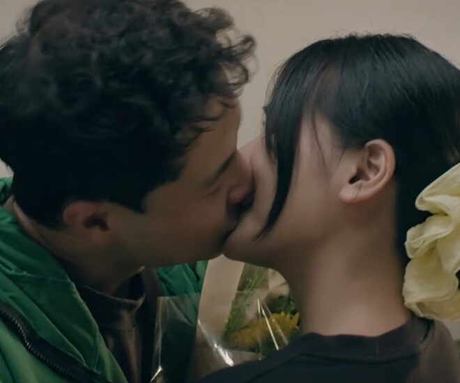 Cảnh nhân vật của Thanh Sơn khóa môi bạn gái trong phim mới.