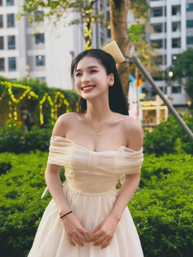 Cô sở hữu vóc dáng cân đối, nụ cười tỏa nắng.