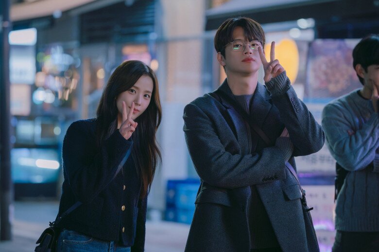 Phản ứng hoá học giữa Jisoo và Seo In Guk không bùng nổ ngay lập tức nhưng nhẹ nhàng và đầy thuyết phục.