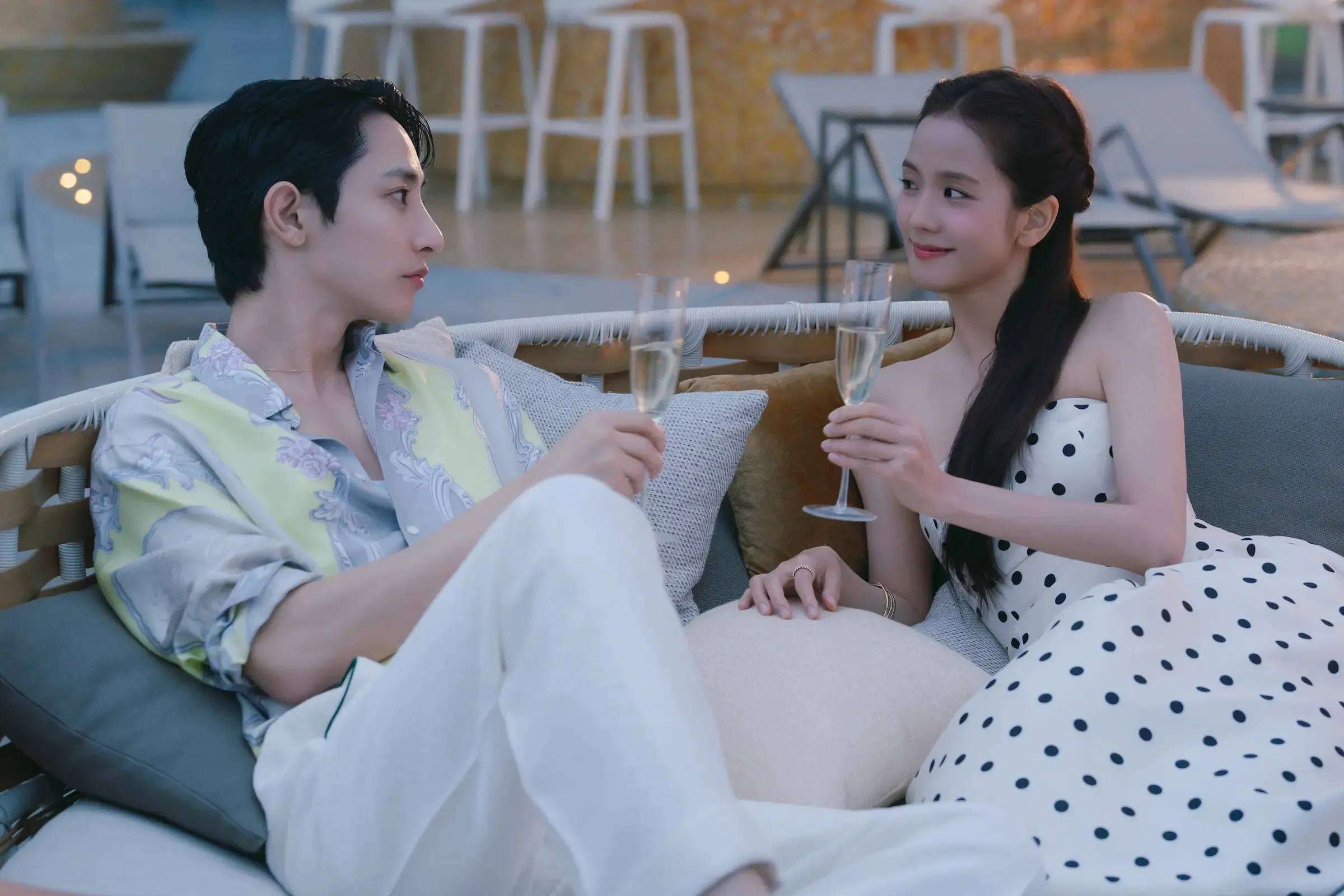 Dịch vụ hẹn hò thực tế ảo mang tên Bạn Trai Theo Yêu Cầu cho phép người dùng gặp gỡ các bạn trai ảo.