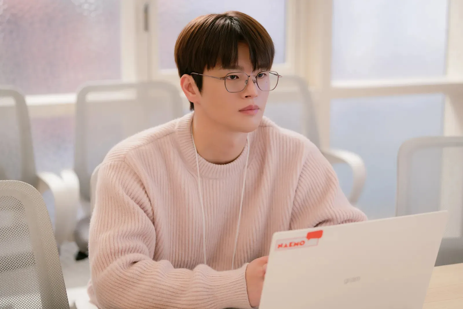 Park Gyeong Nam (Seo In Guk) là đồng nghiệp khó ưa cùng công ty Mi Rae.