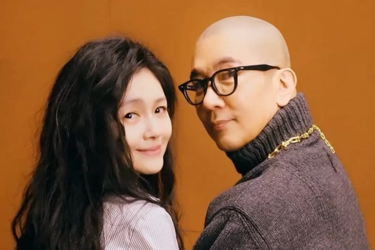 Năm 2001, cả hai chia tay trong tiếc nuối.