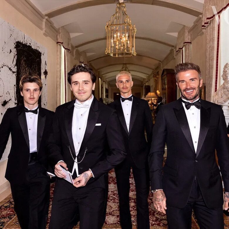 Brooklyn cùng bố và 2 em trai tại đám cưới.