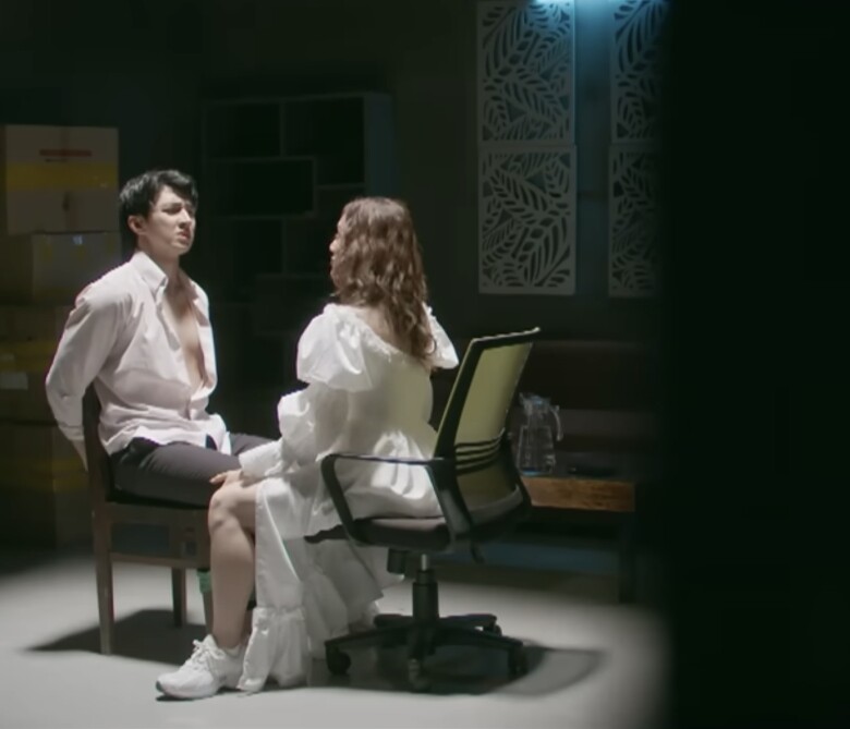 Đôi giày được cho là lạc quẻ, khiến tổng thể trang phục của nhân vật Thơ trở nên kém sang.
