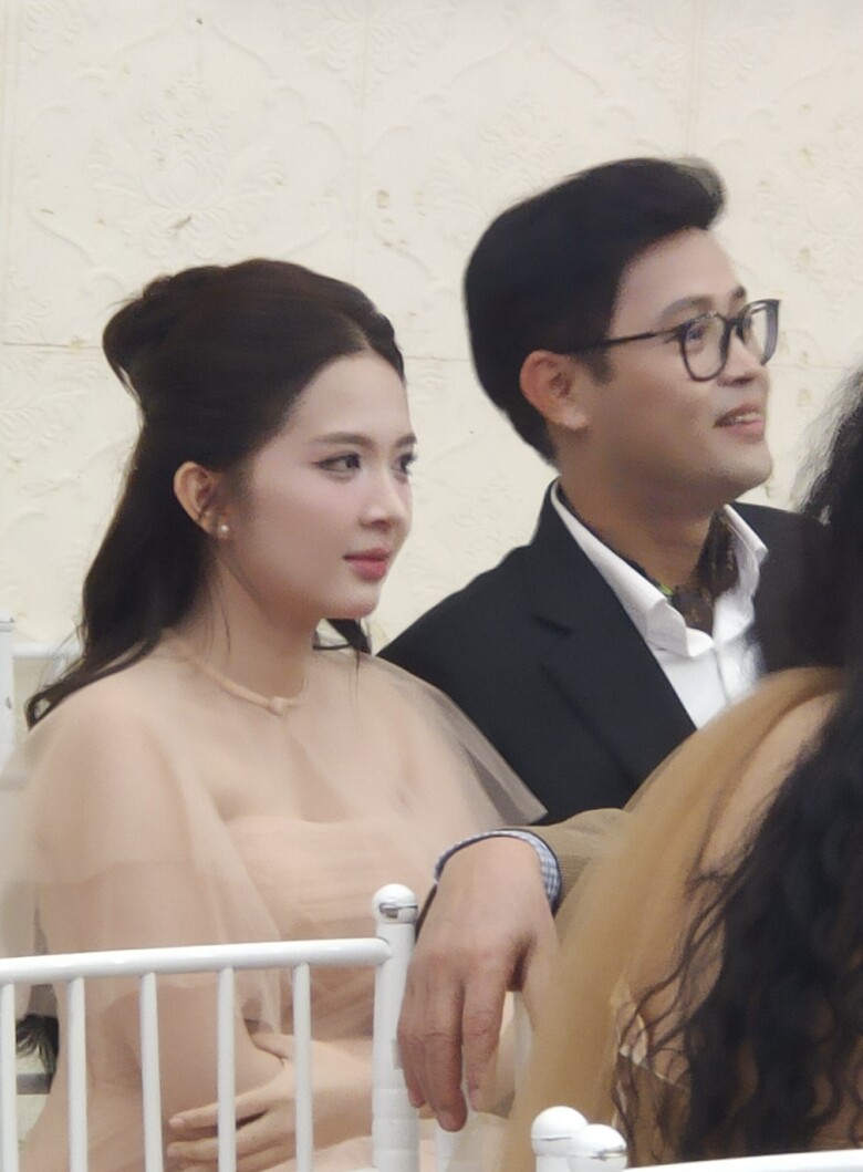 NSƯT Thái Sơn tháp tùng con gái tại sự kiện.