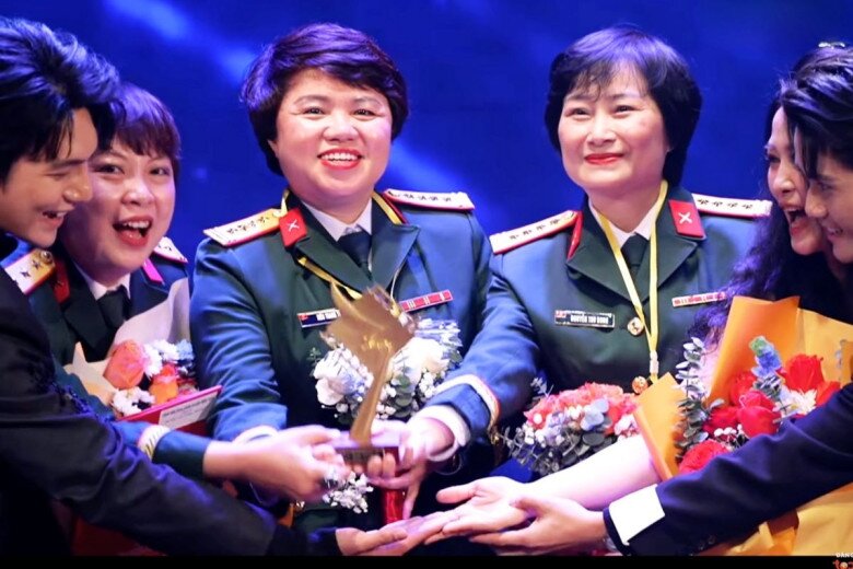 Mưa Đỏ đã vượt qua 6 đối thủ nặng ký để trở thành chủ nhân chiếc cúp Cánh Diều Vàng.