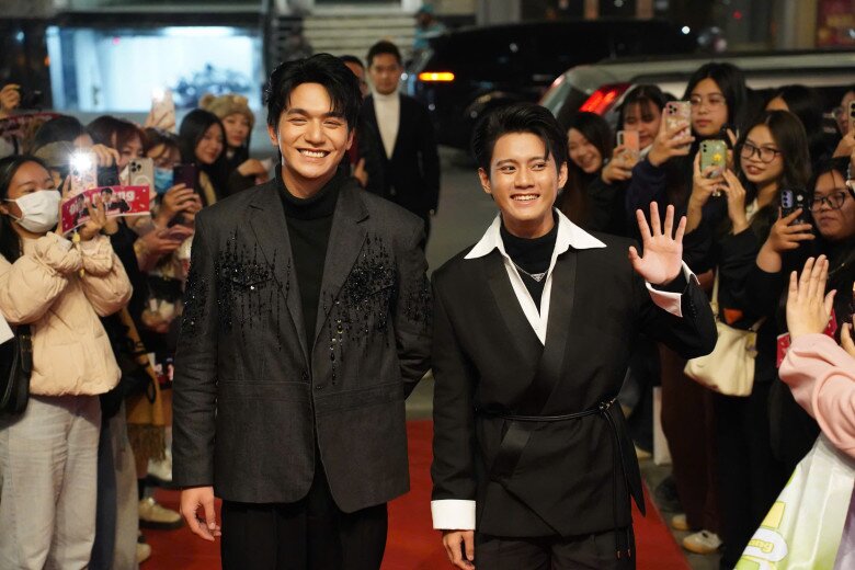 Đỗ Nhật Hoàng và Đình Khang có mặt sớm tại lễ trao giải để chung vui cùng đoàn phim.