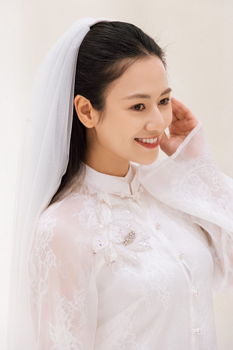 Bộ áo dài tinh tế càng làm tôn lên vẻ đẹp của cô dâu.