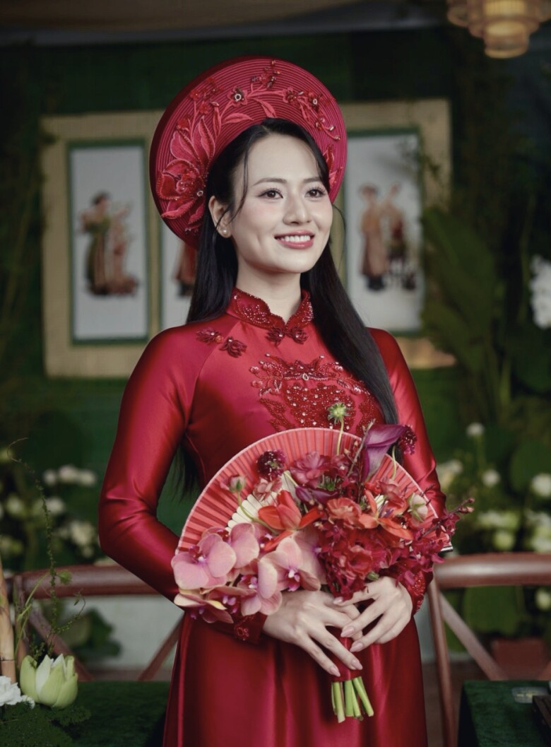 Việt Hoa diện 2 bộ áo dài trong ngày trọng đại.