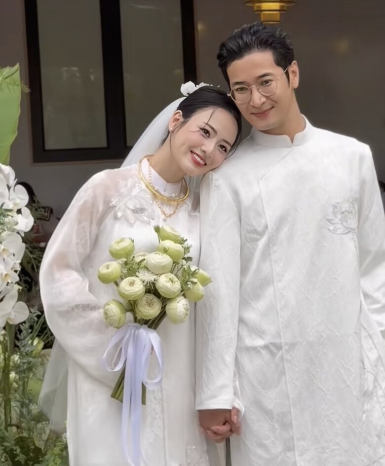 Cặp đôi không giấu được niềm hạnh phúc.