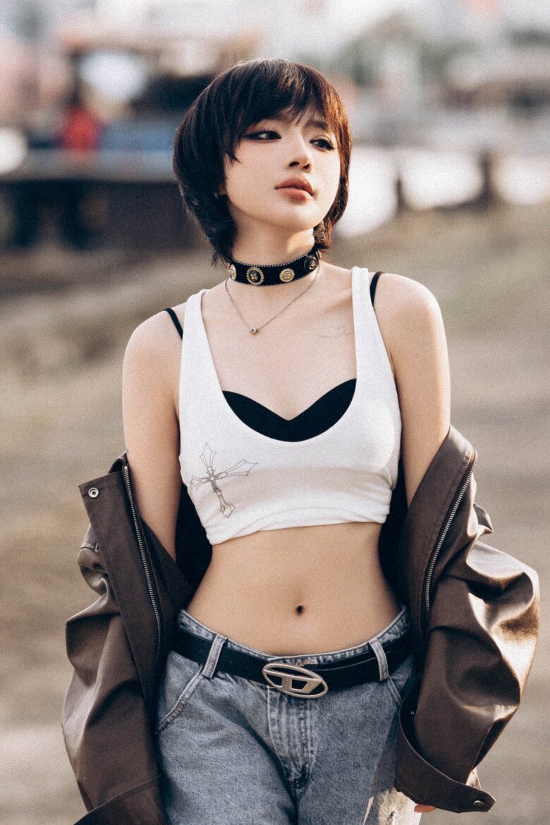 Bên cạnh phong cách âm nhạc trẻ trung, LyLy còn gây ấn tượng nhờ vẻ ngoài gợi cảm. Cô từng tiết lộ mình sở hữu vòng eo 55cm.