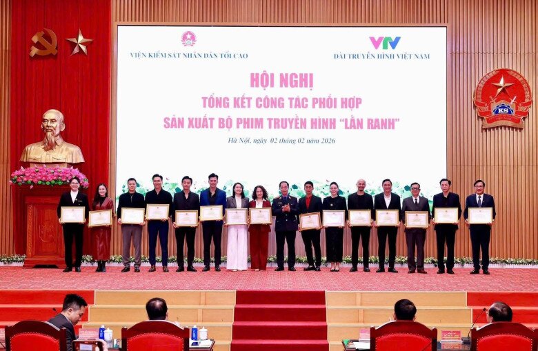 Đoàn phim Lằn Ranh gồm NSND Trọng Trinh, NSND Trung Anh, Mạnh Trường, Hồng Diễm... vinh dự đón nhận Bằng khen của Viện trưởng Viện Kiểm sát nhân dân tối cao vì những đóng góp xuất sắc trong công tác tuyên truyền về ngành Kiểm sát.
