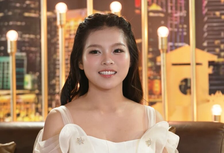 Từ cô bé đi hát đám tang, Tuyết Nhung được Phi Nhung nhận nuôi.