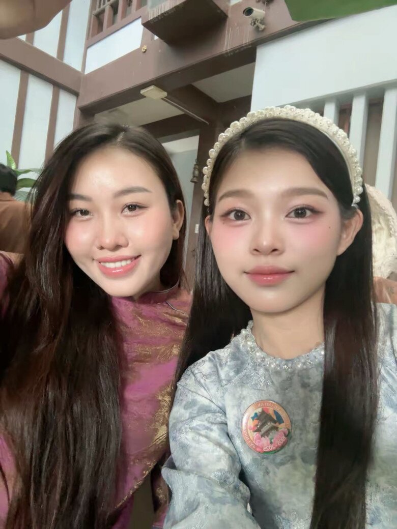 Cả hai phải bán hàng online kiếm sống, ít show sau khi mẹ nuôi mất.