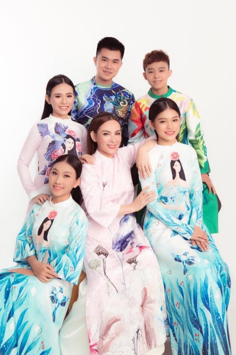 Phi Nhung không chỉ dạy hát mà còn rất nghiêm khắc dạy các con nuôi về cách sống.