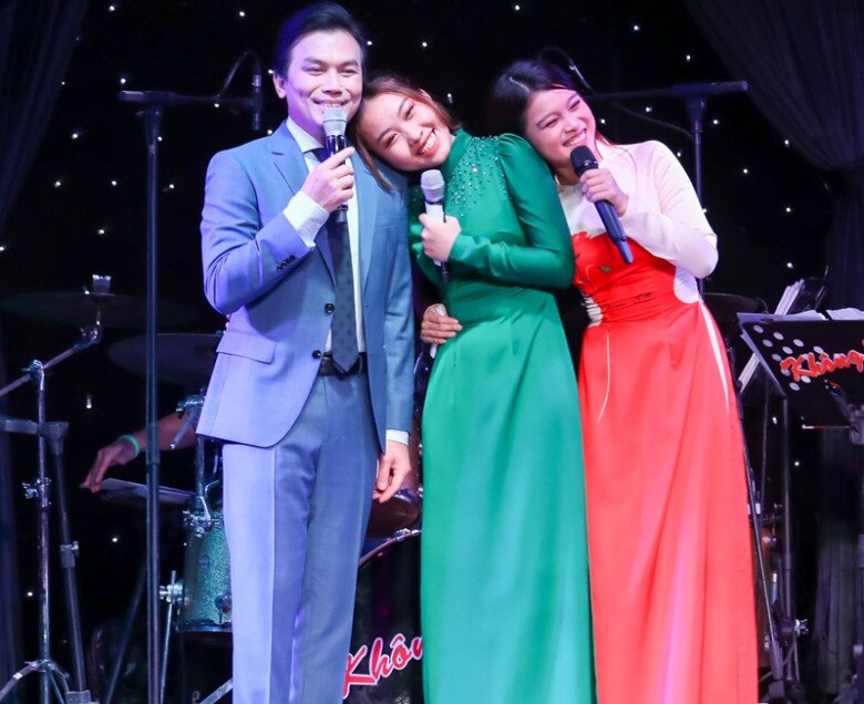 2 nữ ca sĩ ngỏ lời nhận Mạnh Quỳnh làm ba.