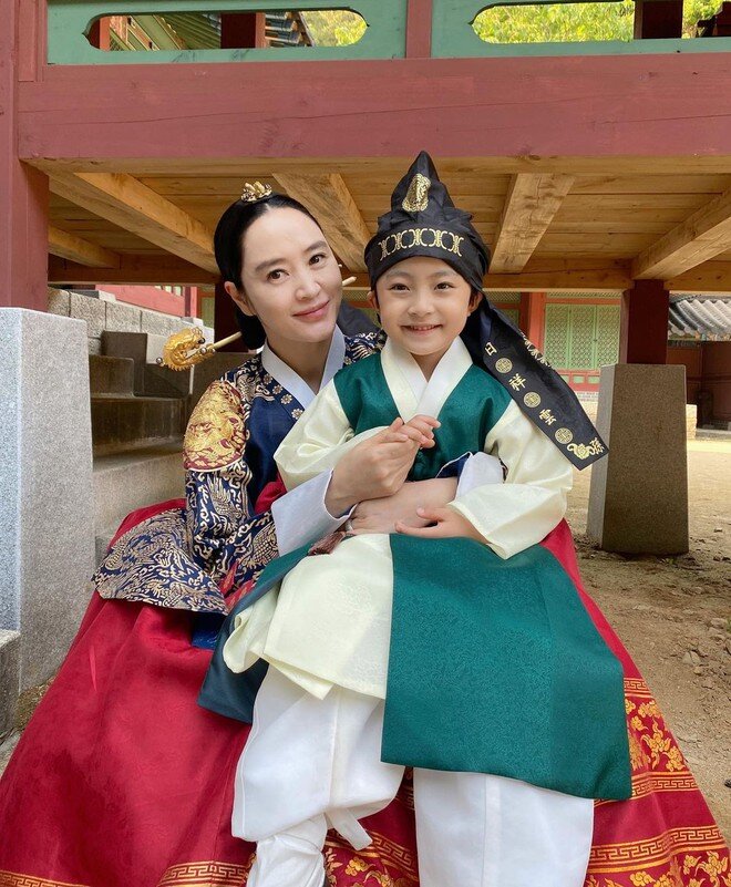 Woo Jin đóng vai nguyên tôn Won Son - cháu của Trung điện - Kim Hye Soo.