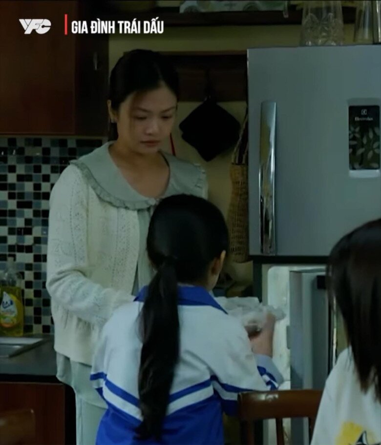 Bé Nhi khiến bà Ánh rất bất ngờ vì 2 con Đức - Dương của bà hầu như chưa bao giờ đỡ đần mẹ việc nhà như vậy.