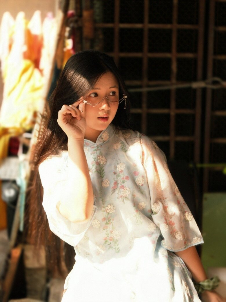 Một số hình ảnh của Ngân Chi trên trang cá nhân.