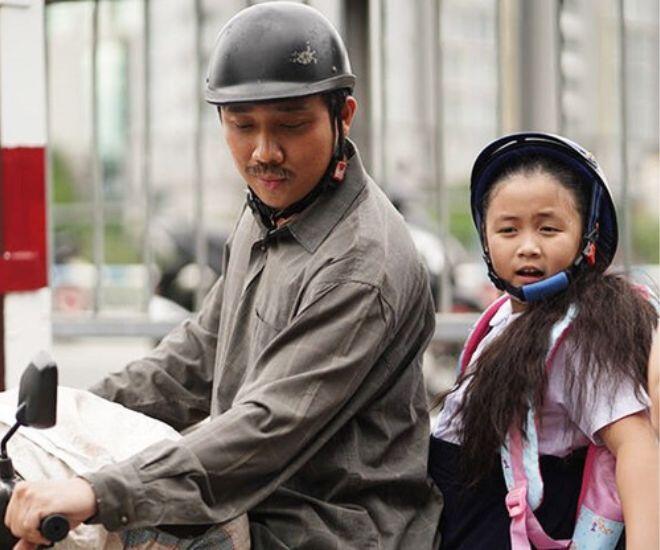 Ngân Chi thủ vai bé Bù Tọt – con gái út của ông Sang (Trấn Thành) trong Bố Già.