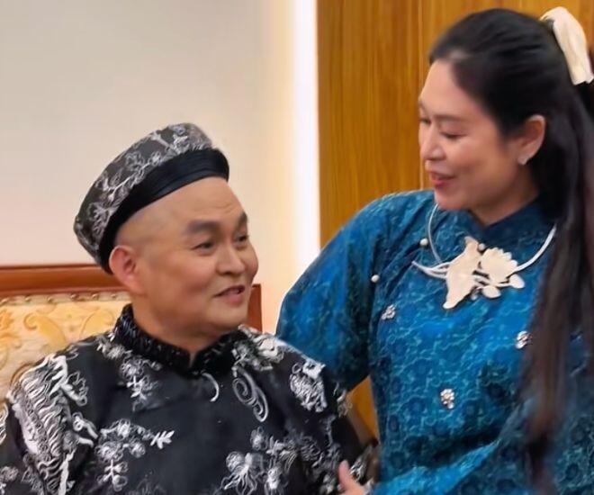 Diễn viên Hà Hương gây chú ý với khoảnh khắc nhận lì xì từ nghệ sĩ Xuân Hinh.