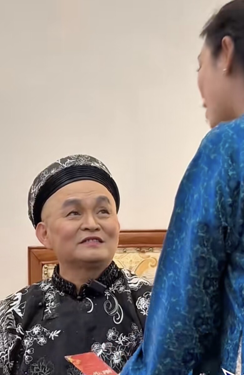 Hà Hương cũng ngay lập tức lì xì lại nghệ sĩ Xuân Hinh.