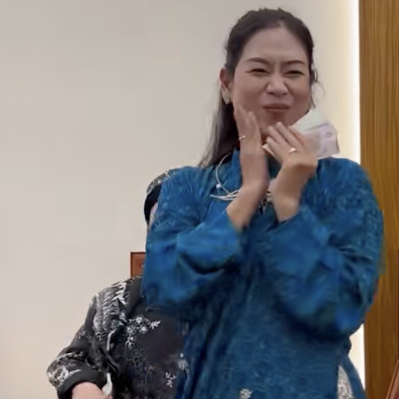 Hà Hương phấn khích khi được bố Xuân Hinh lì xì.