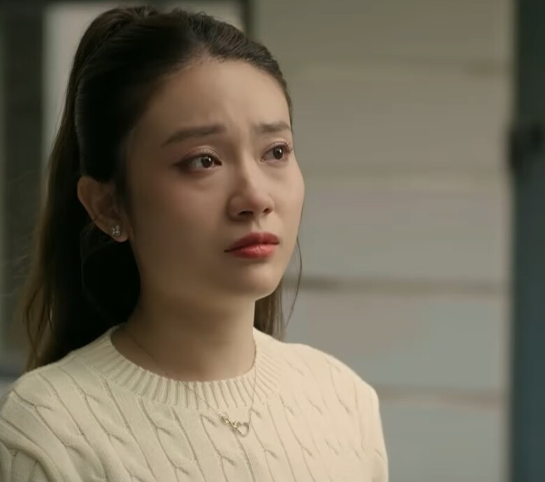 Khi chạy ra ngoài, Biên gặp Thư.