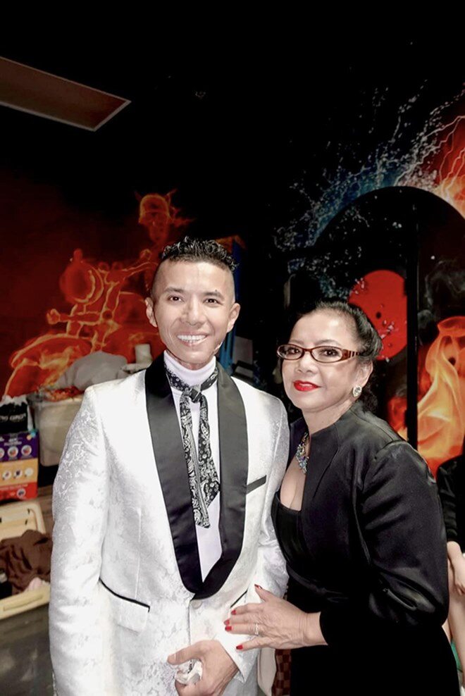 Bà đã tận lực chăm sóc con trai khi ốm đau.