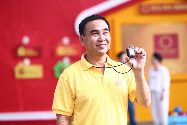 Quyền Linh lại mở ra bước ngoặt lớn lớn khi làm MC chương trình Vượt Lên Chính Mình. 