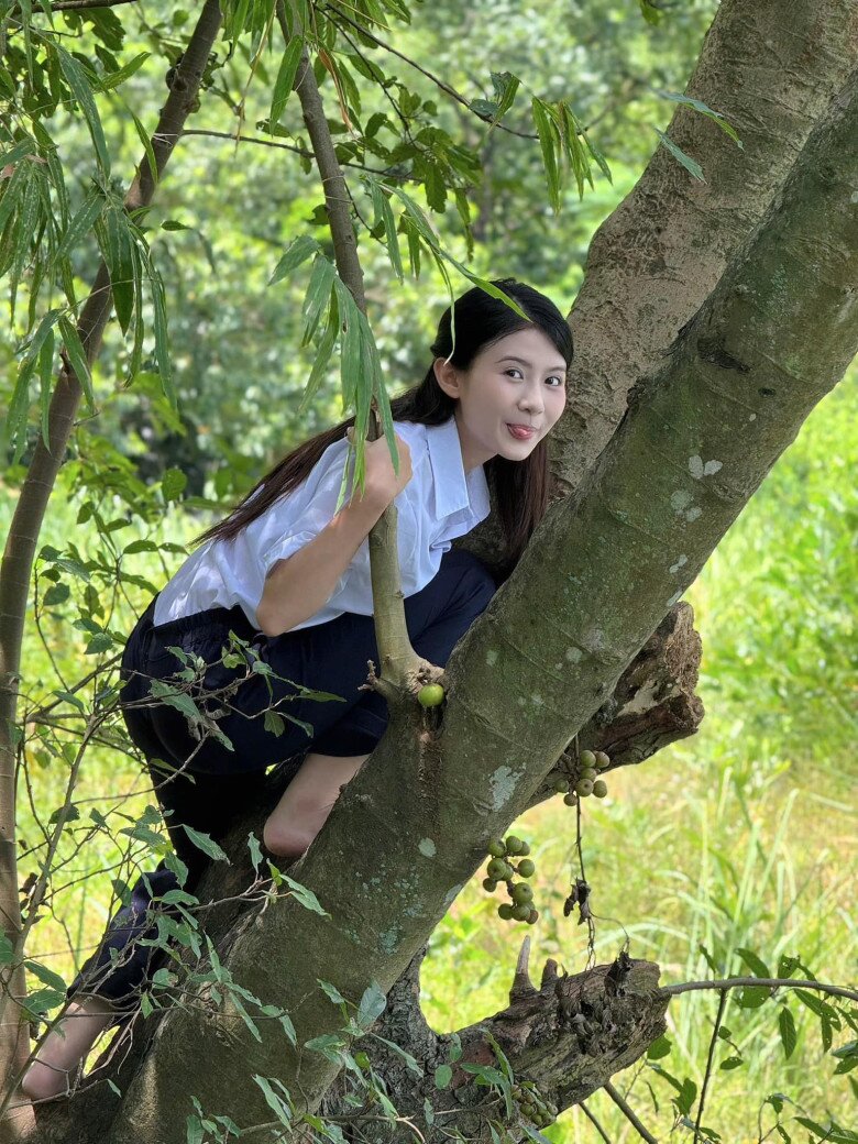 Quỳnh Trang trở thành gương mặt được săn đón sau khi góp mặt trong Cách Em 1 Milimet. 