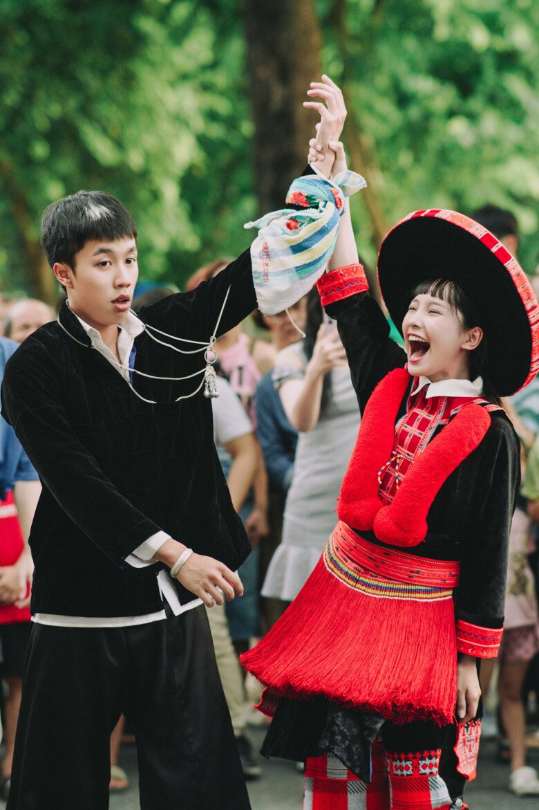 Long Vũ hút fan sau vai Chải trong Đi Giữa Trời Rực Rỡ.