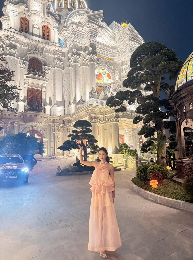 Thanh Hằng luôn là bóng hồng nổi bật nhất nhì dàn diễn viên Đại Gia Chân Đất.